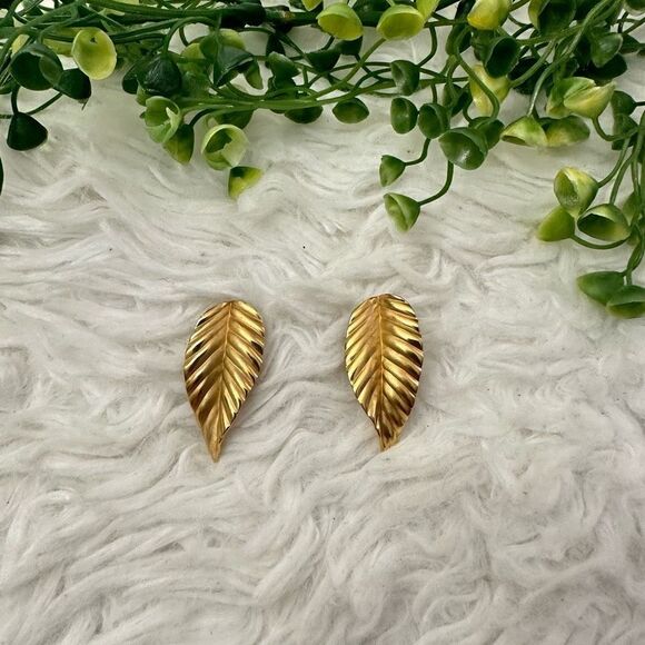 NAPIER Vintage gold Tone leaf Design Pattern Clip  earrings‎ - Picture 1 of 7